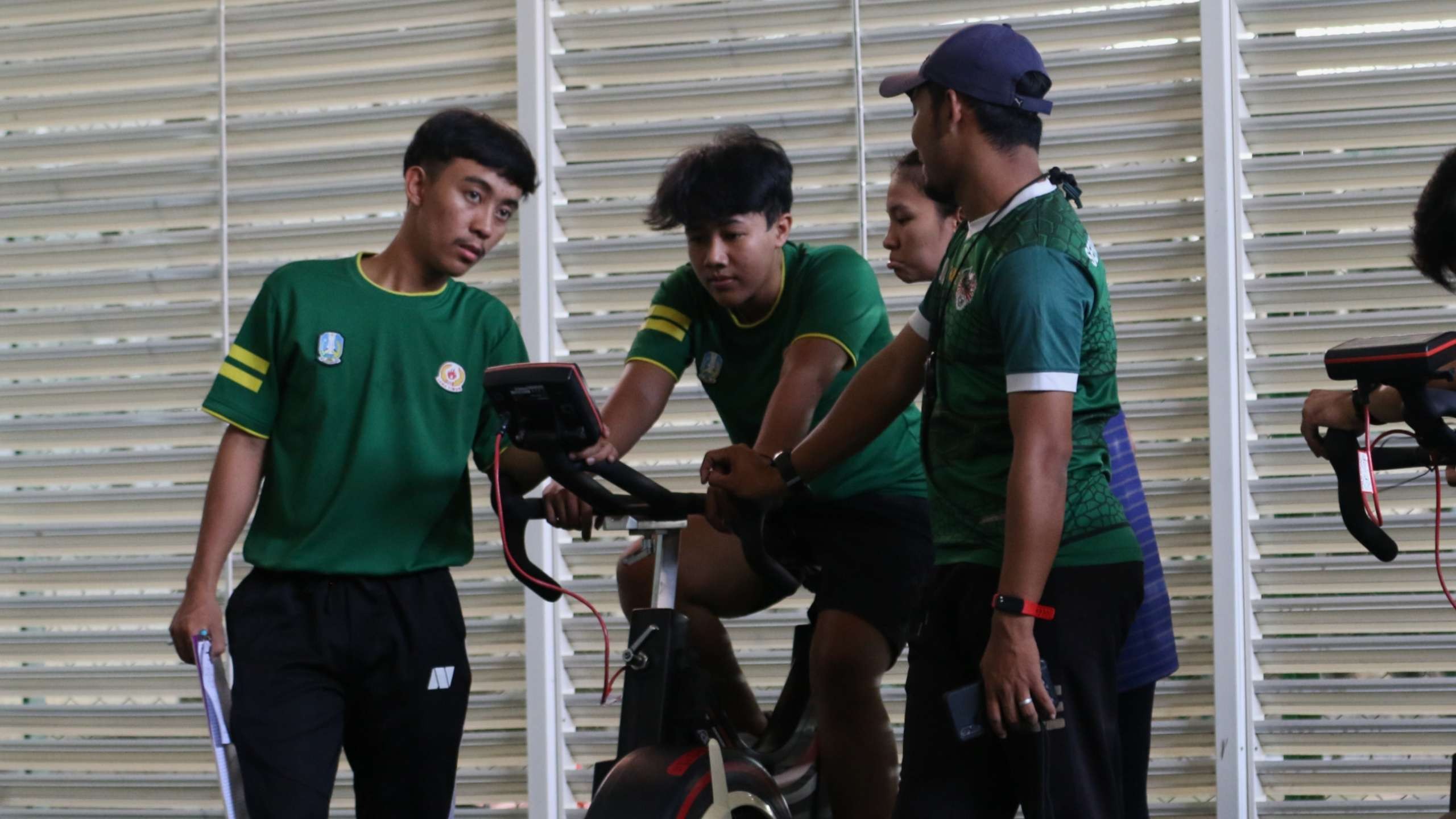 Atlet Karate (tengah) menjalani tes fisik di Gedung KONI Jatim, Surabaya, dalam rangka seleksi Puslatda. (Foto: Fariz Yarbo/Ngopibareng.id)