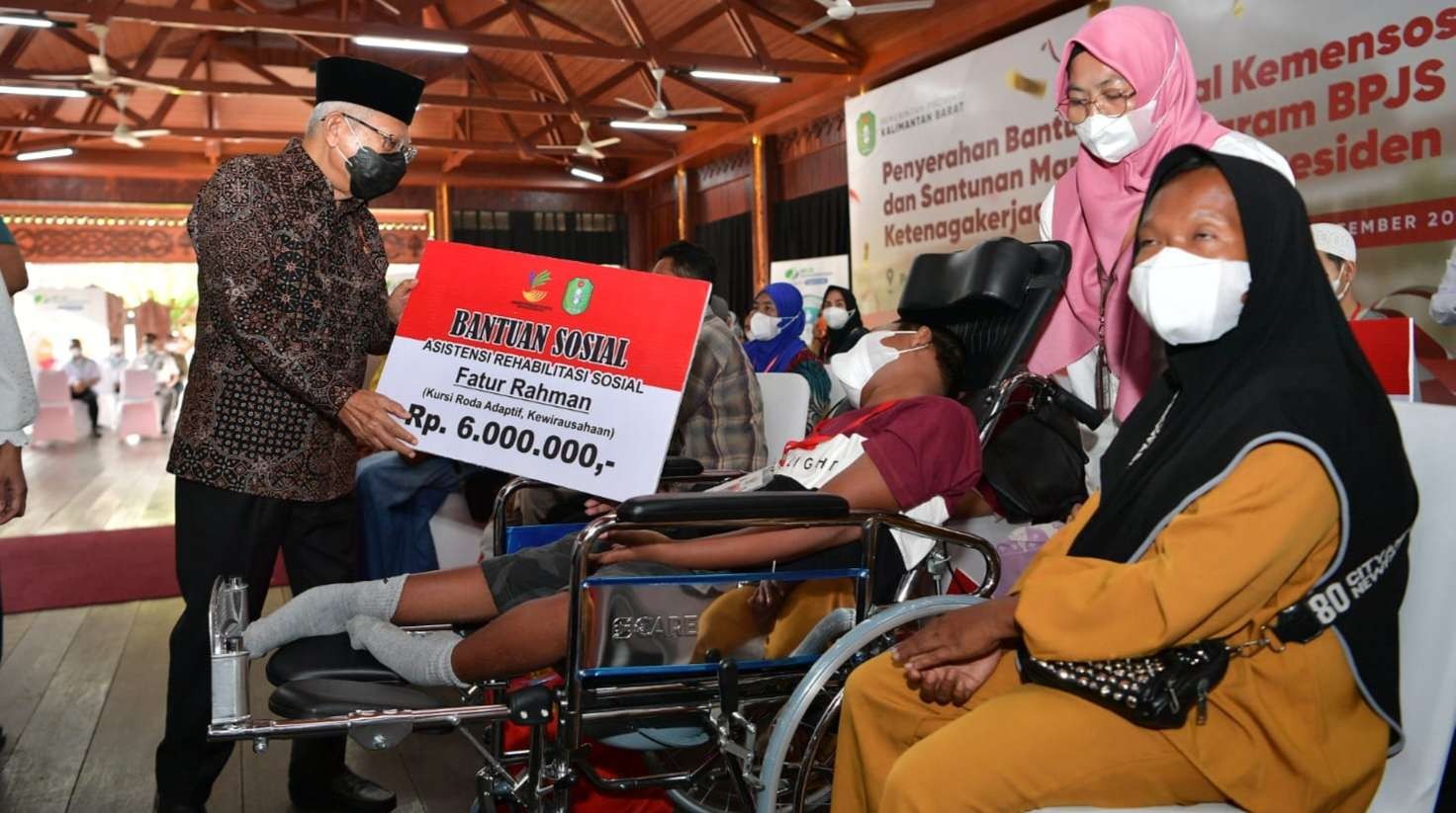 Tiba di Pontianak, Wapres Ma'ruf Amin langsung menyerahkan Bansos kepada kelompok penerima manfaat (Foto: BPMI Setwapres)