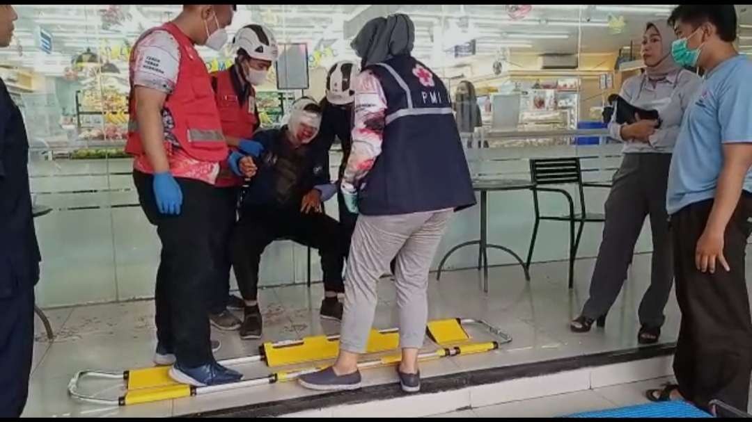 Korban diajak bertemu lalu dianiaya di teras minimarket.(Foto Dokumen PMI Kota Mojokerto)