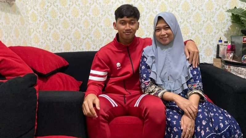 Kiper Timnas Indonesia U-20, Aditya Nugraha bersama ibunda, Ratih Yufi Ningrat saat ditemui di rumahnya, Kecamatan Pakis, Kabupaten Malang (Foto: Lalu Theo/ngopibareng.id)