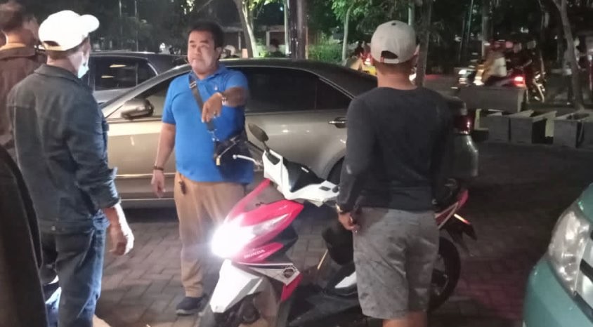 Warga bersama barang bukti hasil curian di salah satu hotel Surabaya (Foto: Andhi Dwi/Ngopibareng.id)