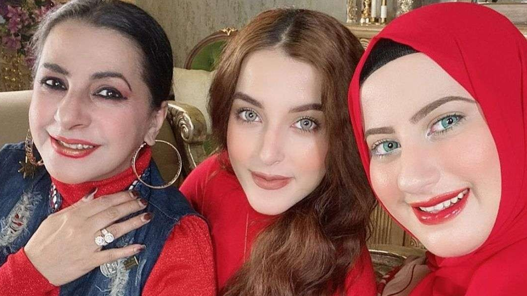 Potret Alawiyah Alatas atau Bu Ala bersama anak kembarnya, Tasya Farasya (tengah) dan Tasyi Athasyia (kanan) yang tengah berkonflik. (Foto: Instagram @ala_instyle)