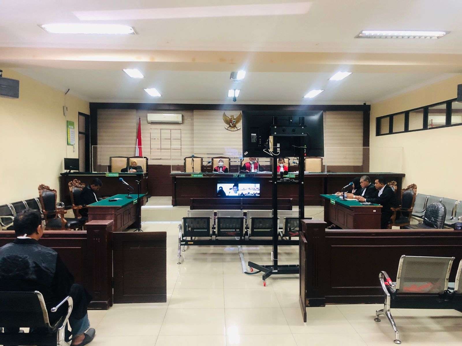 Mantan Kepala Dinas Sosial Kota Kediri Triyono Kutut Purwanto divonis bersalah dan dijatuhi sanksi enam tahun penjara karena terbukti korupsi bantuan pangan non tunai. (Foto: Fendhy Plesmana/Ngopibareng.id)