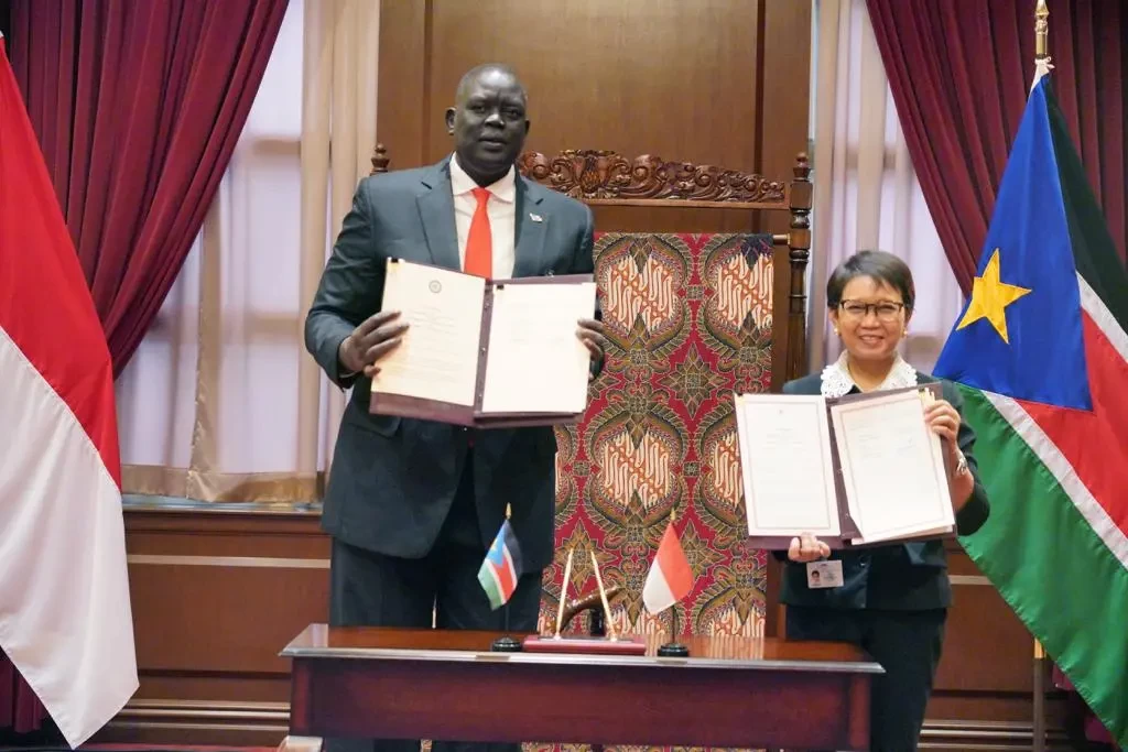 Menteri Luar Negeri RI Retno L Marsudi melakukan penandatangan Komunike hubungan diplomatik Indonesia dengan Sudan Selatan (Foto: kemlu-ri)