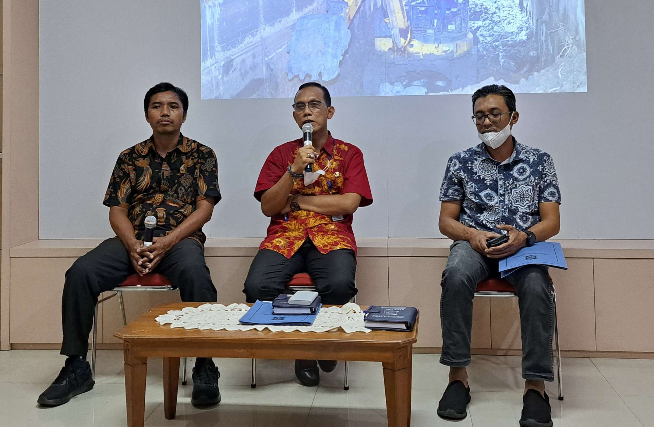 Sekretaris Dinas Sumber Daya Air dan Bina Marga, Dwijaya Wardana (tengah) menjelaskan tentang pembangunan sistem drainase hingga membuat beberapa jalan ditutup. (Foto: Pita Sari/Ngopibareng.id)