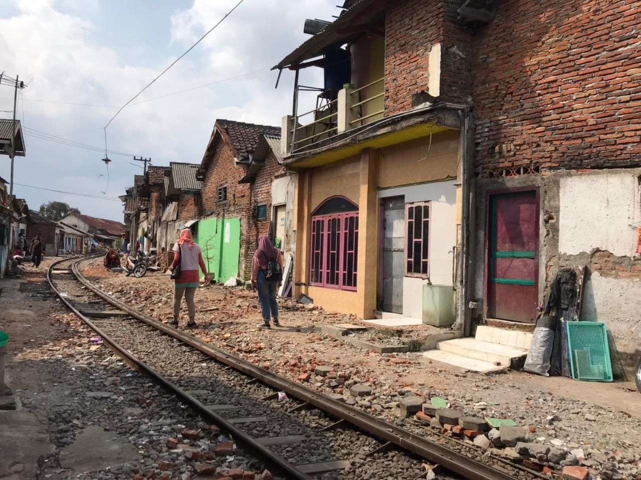 Rumah warga yang terdampak sterilisasi rel KA relasi Jagalan-Kotalama, Kota Malang, Jawa Timur. (Foto: Lalu Theo/Ngopibareng.id)