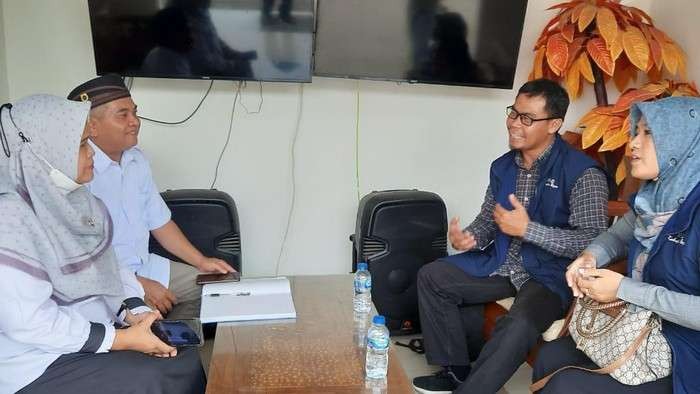 Pertemuan antara KPAD Bogor dengan pihak sekolah usai beredar ada siswi yang diminta buktikan sedang haid dengan buka celana dalam.(Foto: Dok. Detik)