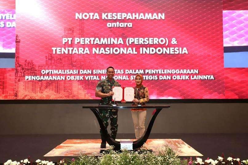 Direktur Utama Pertamina Nicke Widyawati dan Panglima TNI Jenderal Andika Perkasa. Penandatanganan kerja sama tersebut berlangsung di Gedung Grha Pertamina, Jakarta, Selasa 20 September 2022. (Foto: dok. Pertamina)