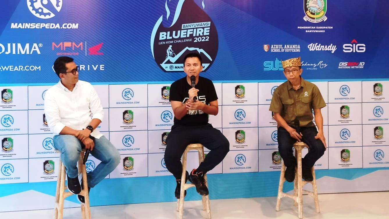 Founder Mainsepeda.com Azrul Ananda memberikan penjelasan tentang pelaksanaan Banyuwangi Bluefiire Ijen KOM Challenge 2022. (Foto: Muh Hujaini/Ngopibareng.id)