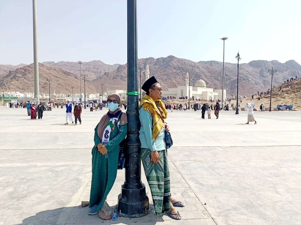 Ust Ma'ruf Khozin ketika berada di Arab Saud saat melakukan ibadah umrah bersama istrinya. (Foto: maruf khozin)