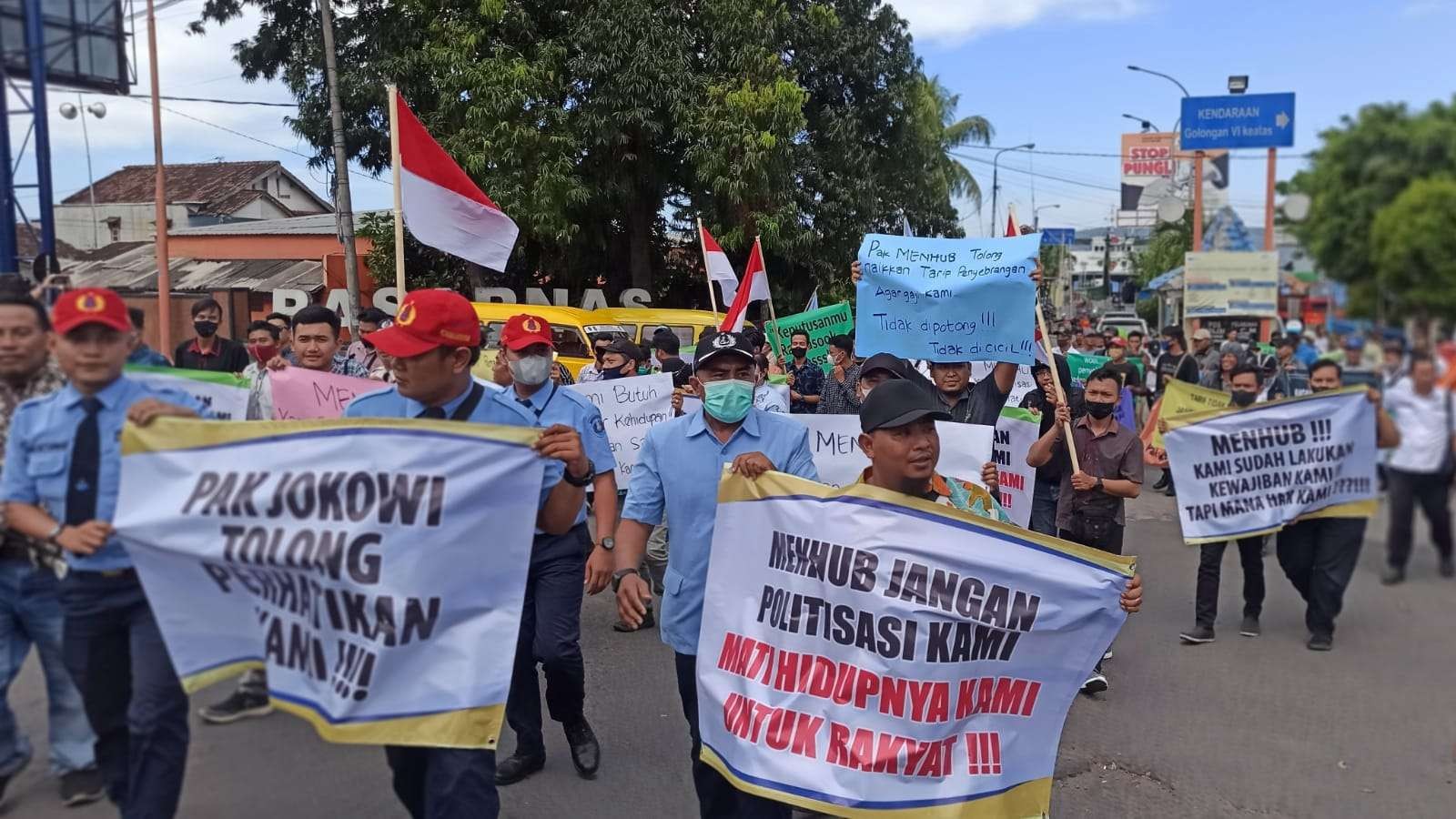 Puluhan orang yang berasal dari perusahaan operator kapal anggota Gapasdap Banyuwangi melakukan aksi unjuk rasa di depan kantor Satpel BPTD Ketapang (foto:Mu Hujaini/Ngopibareng.id)