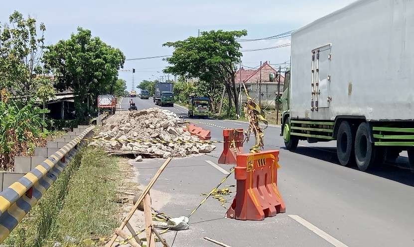 Gundukan material di Jalur Pantura Tuban yang memakan ruas jalan (Foto: Khoirul Huda/Ngopibareng.id)