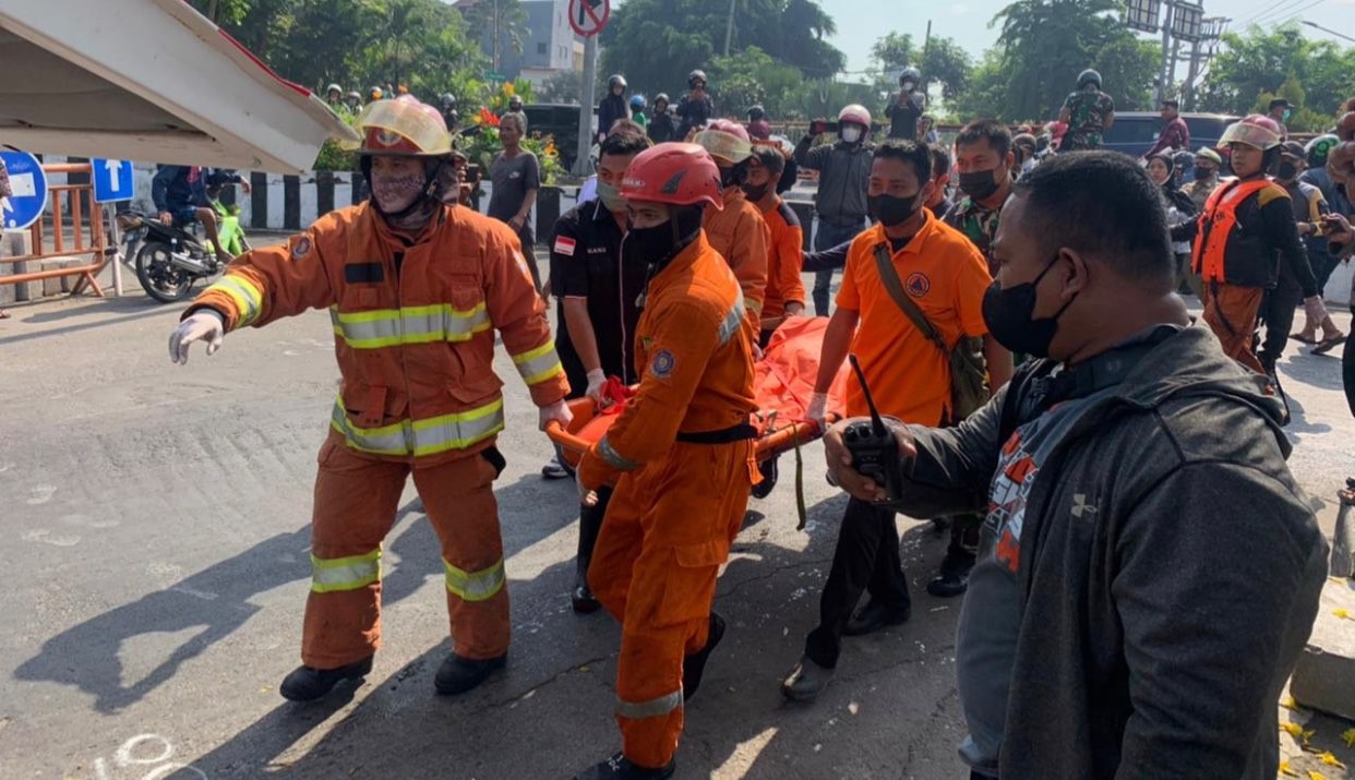 Evakuasi jenazah perempuan yang mengambang di bawah Jembatan Joyoboyo (Foto: dok. BPBD Surabaya)