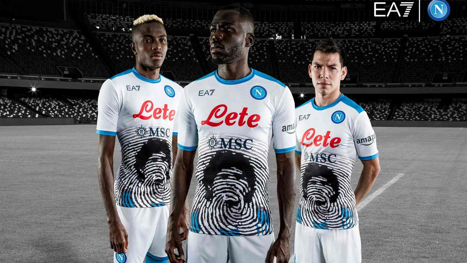 Napoli mengabadikan gambar wajah Maradona dalam siluet sidik jari. (Foto: EA)