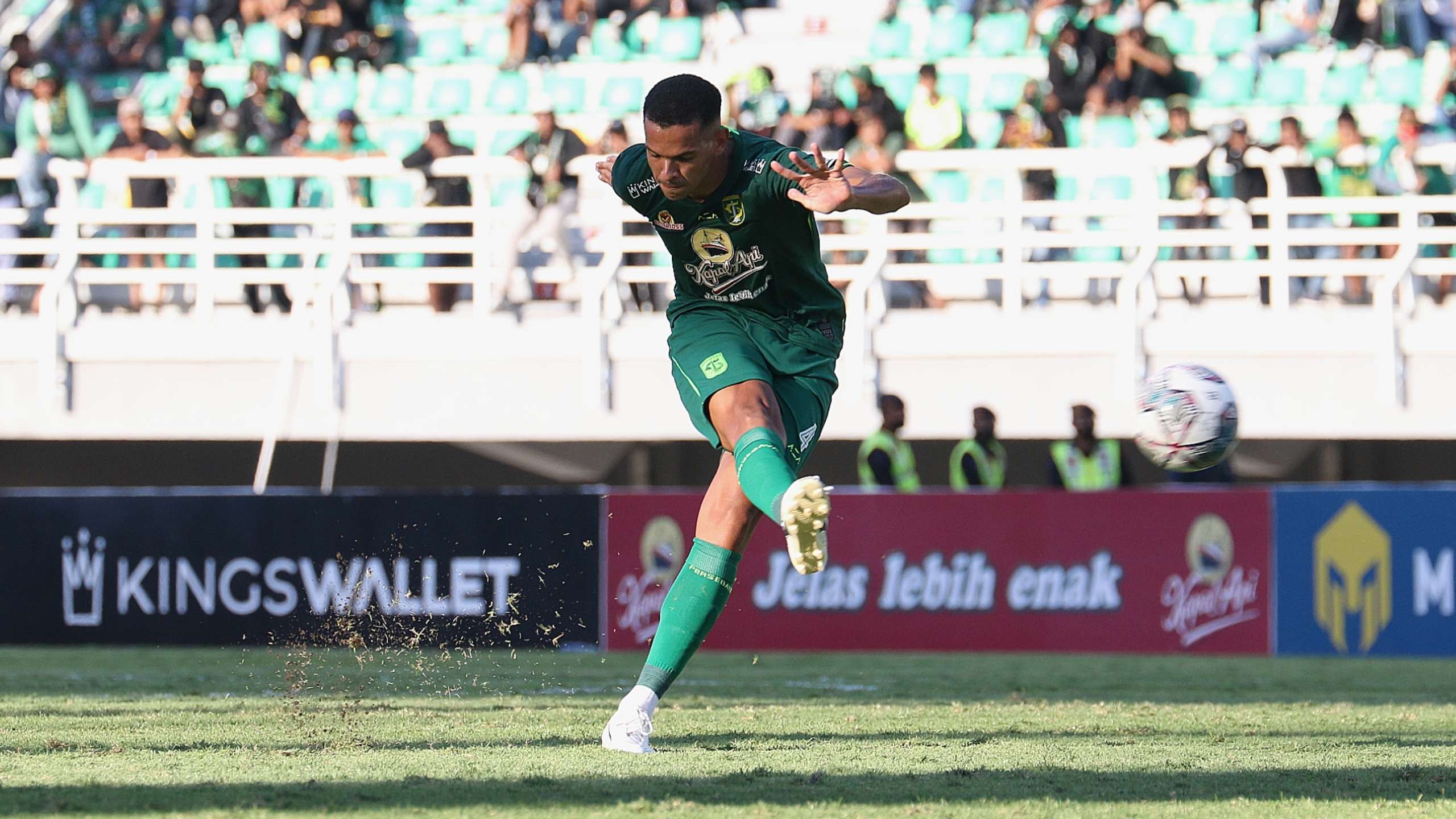 Pemain Persebaya, Leo Lelis sudah pulih dari cedera. Ia siap memperkuat tim Bajul Ijo melawan Arema FC. (Foto: Fariz Yarbo/ngopibareng.id)