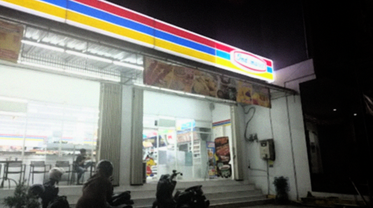 Toko modern di Bondowoso, seperti Indomaret, Alfamart, dan Basmalah diizinkan lagi buka nonstop 24 jam. (Foto: Guido Saphan/Ngopibareng.id)