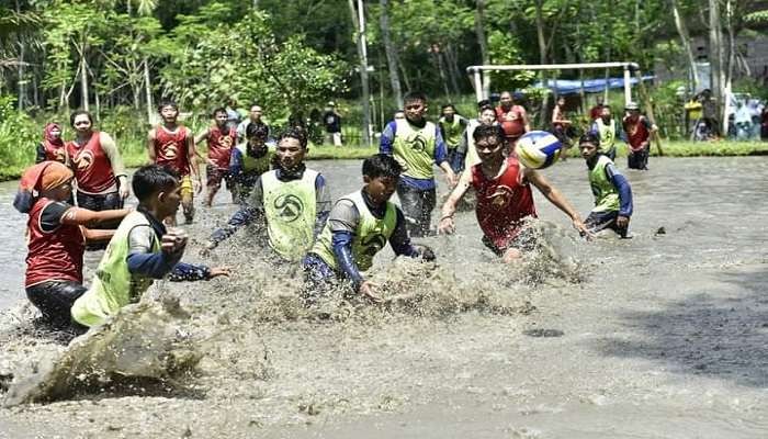 Beberapa anak bermain permainan tradisional di kolam lumpur Kecamatan Ledokombo, Jember. (Foto: Dok. Humas Pasar Lumpur)