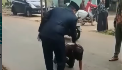 Video pendek berisi seorang anggota DPRD Kota Depok sedang menginjak sopir truk yang sedang push up, viral di media sosial. (Foto: Instagram)