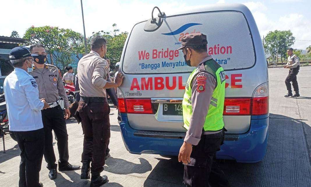 Korban yang sempat meloncat dari kapal dibawa ke puskesmas dengan menggunakan ambulans (Foto:istimewa)