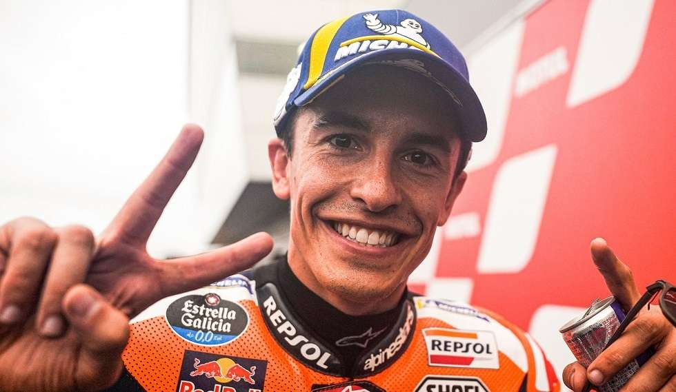 Ekspresi kegembiraan Marc Marquez usai menjadi yang tercepat di sesi kaulifikasi penentuan posisi start. (Foto: Twitter/@marmarquez93)