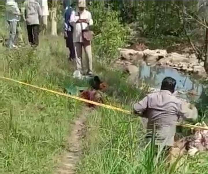 Tangkapan layar video saat petugas kepolisian melakukan olah TKP pembacokan di Desa Jlodro, Kecamatan Kenduruan (dok. Istimewa)