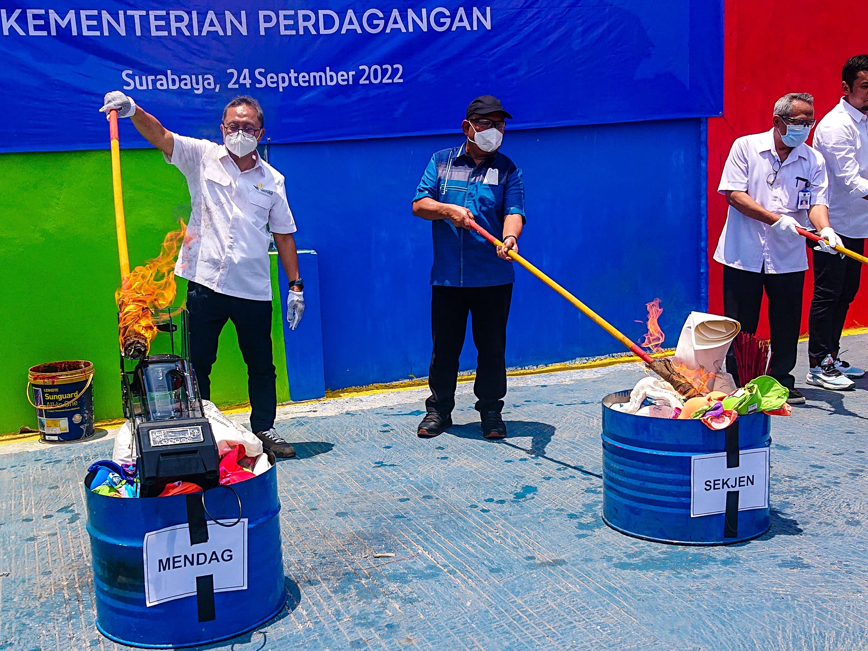 Mendag Zulkifli Hasan (kiri) saat memusnahkan produk impor ilegal (foto :Aini/Ngopibareng.id)