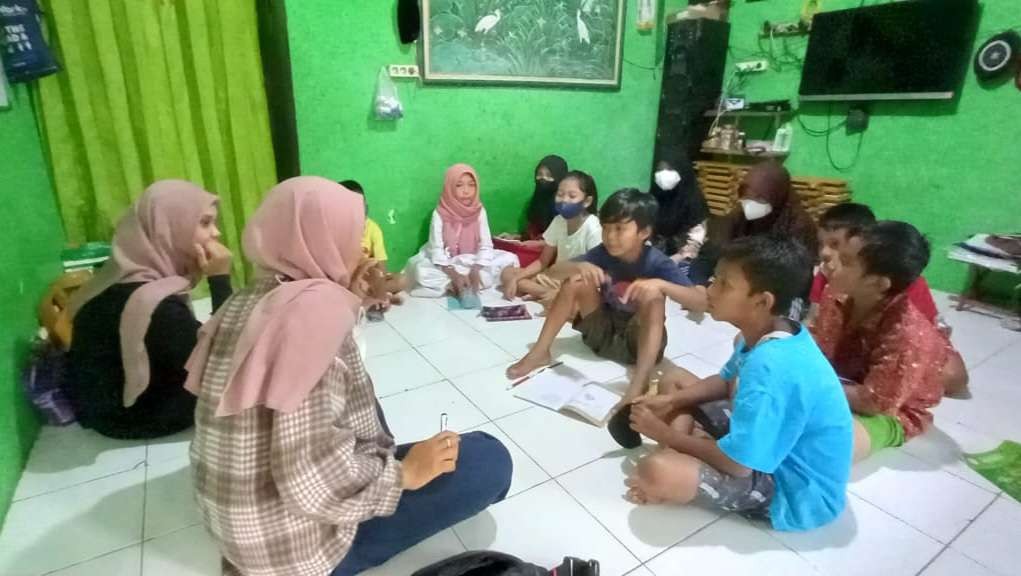 Ruang tamu rumah Uchrowiyah Winarsih di daerah Mulyorejo yang digunakan untuk pembelajaran bahasa Inggris anak-anak. (Foto: Dokumentasi Uchrowiyah Winarsih)