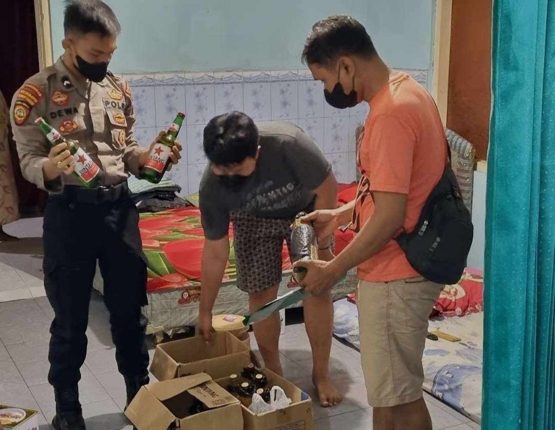 Polisi Mojokerto Kota grebek penjual miras. (Foto: Dokumentasi Humas Polresta Mojokerto)