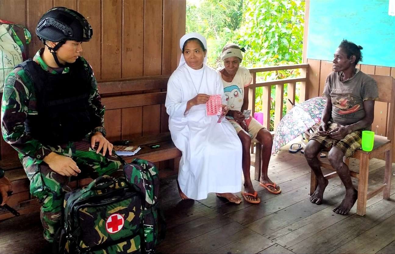 Tenaga medis Satgas Yonif Raider 514/SY Bondowoso terjun langsung melayani kesehatan masyarakat pedalaman Nduga Pegunungan Papua.(foto:penyonif Raider 514)