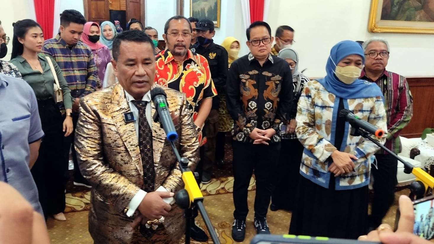 Pengacara kondang, Hotman Paris Hutapea usai bertemu dengan Gubernur Jatim Khofifah Indar Parawansa di Gedung Negara Grahadi, Surabaya, Sabtu 24 September 2022. (Foto: Fariz Yarbo/Ngopibareng.id)