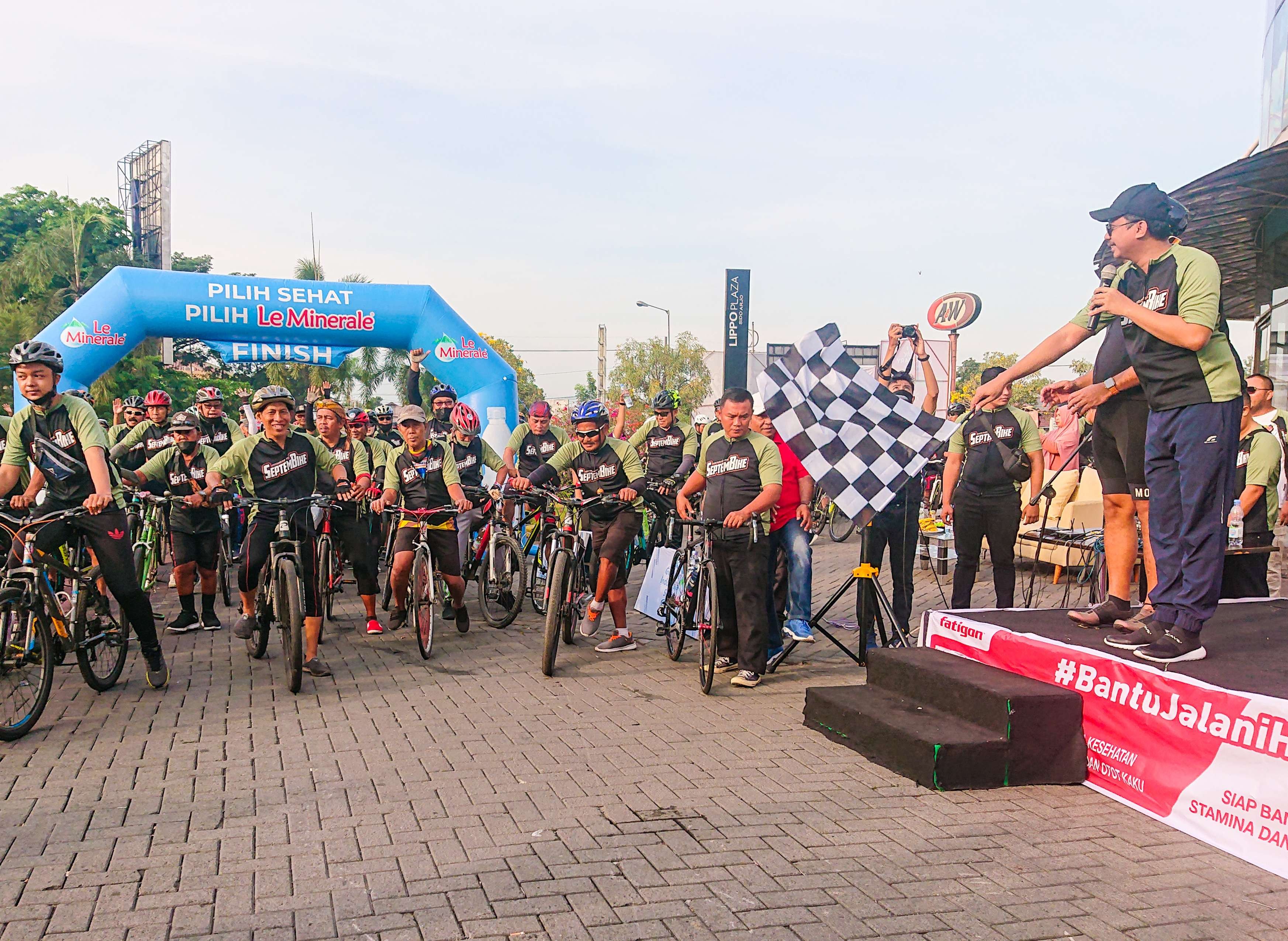 Bupati Sidoarjo berangkatkan peserta SeptemBike di Lippo Plaza Sidoarjo (foto:Aini/Ngopibareng.id)