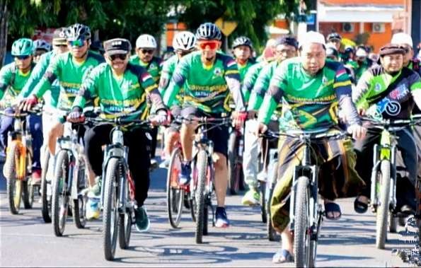 Ribuan masyarakat meramaikan gowes bersama yang digelar Pengurus Daerah DMI Situbondo. (Foto: Humas Situbondo)