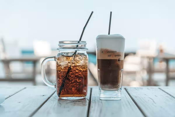 Topik Es Teh Indonesia viral di Twitter. Pemicunya adalah surat somasi dengan stempel Es Teh Indonesia Makmur, yang dikirimkan untuk seorang netizen. (Foto: Unsplash)