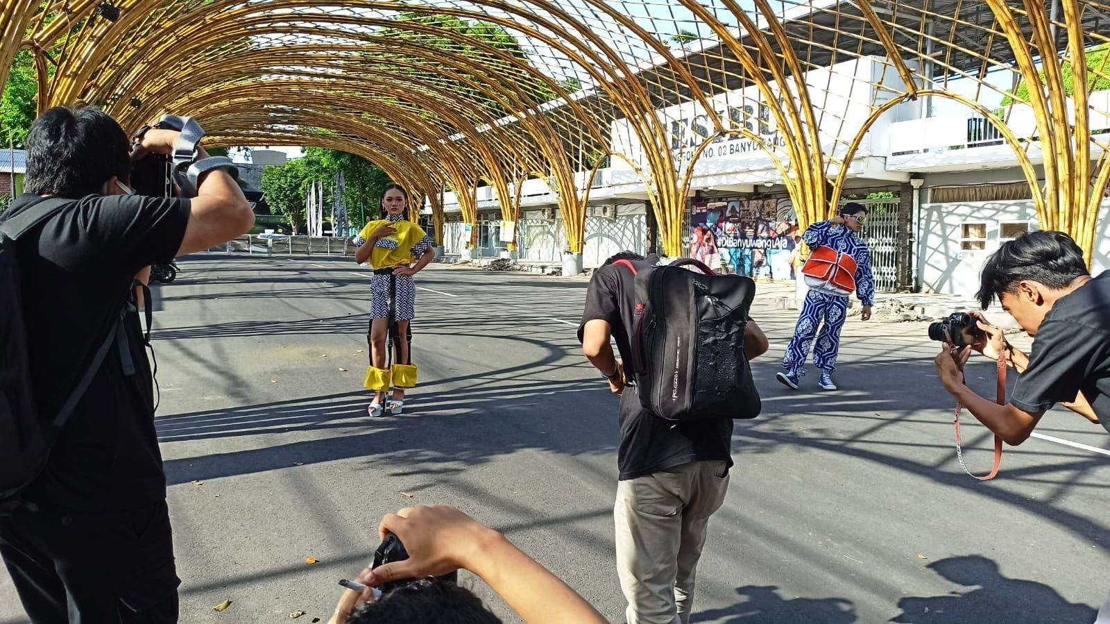 Sejumlah fotografer melakukan hunting bersama di sekitar Taman Blambangan Banyuwangi (foto: Muh Hujaini/Ngopibareng.id)