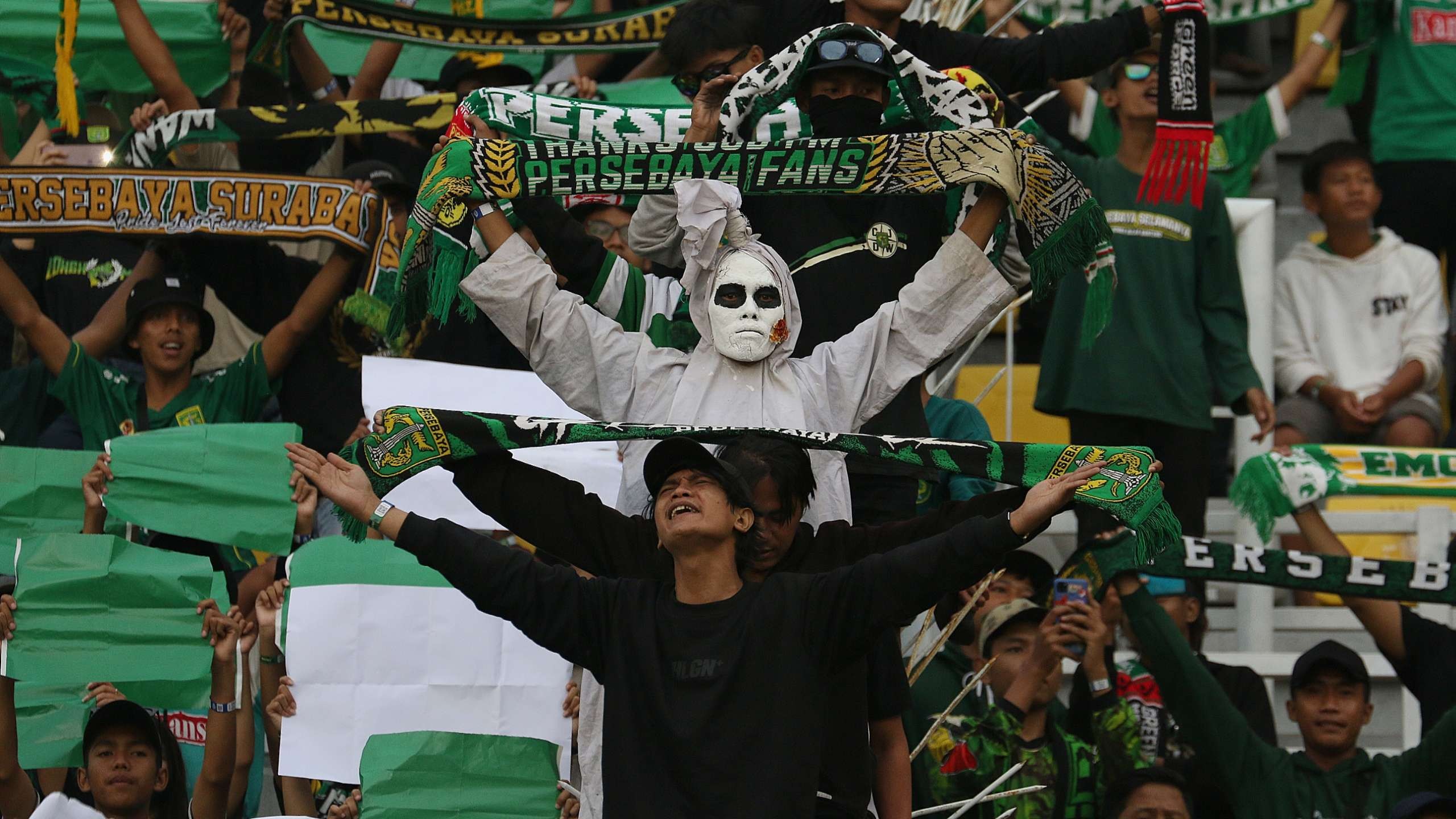 Aksi Bonek Mania saat memberi dukungan kepada Persebaya Surabaya. (Foto: Fariz Yarbo/Ngopibareng.id)