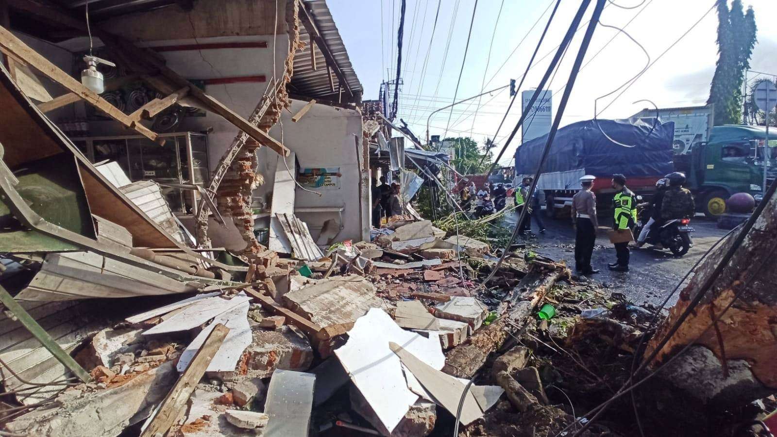 Puing-puing bangunan warung akibat tertimpa truk BBM yang terguling di Simpang 3 Sukowidi, Banyuwangi (Foto: Muh Hujaini/Ngopibareng.id)