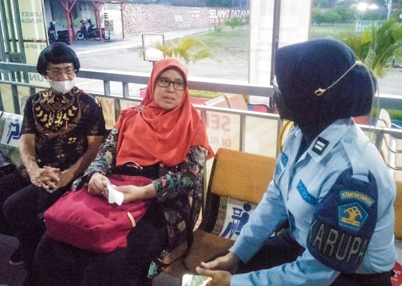 Kak Seto bersama LPAI Jatim di rutan perempuan Porong, Jawa Timur, untuk bayi RV. (Foto: Dokumentasi Kemenkumham)