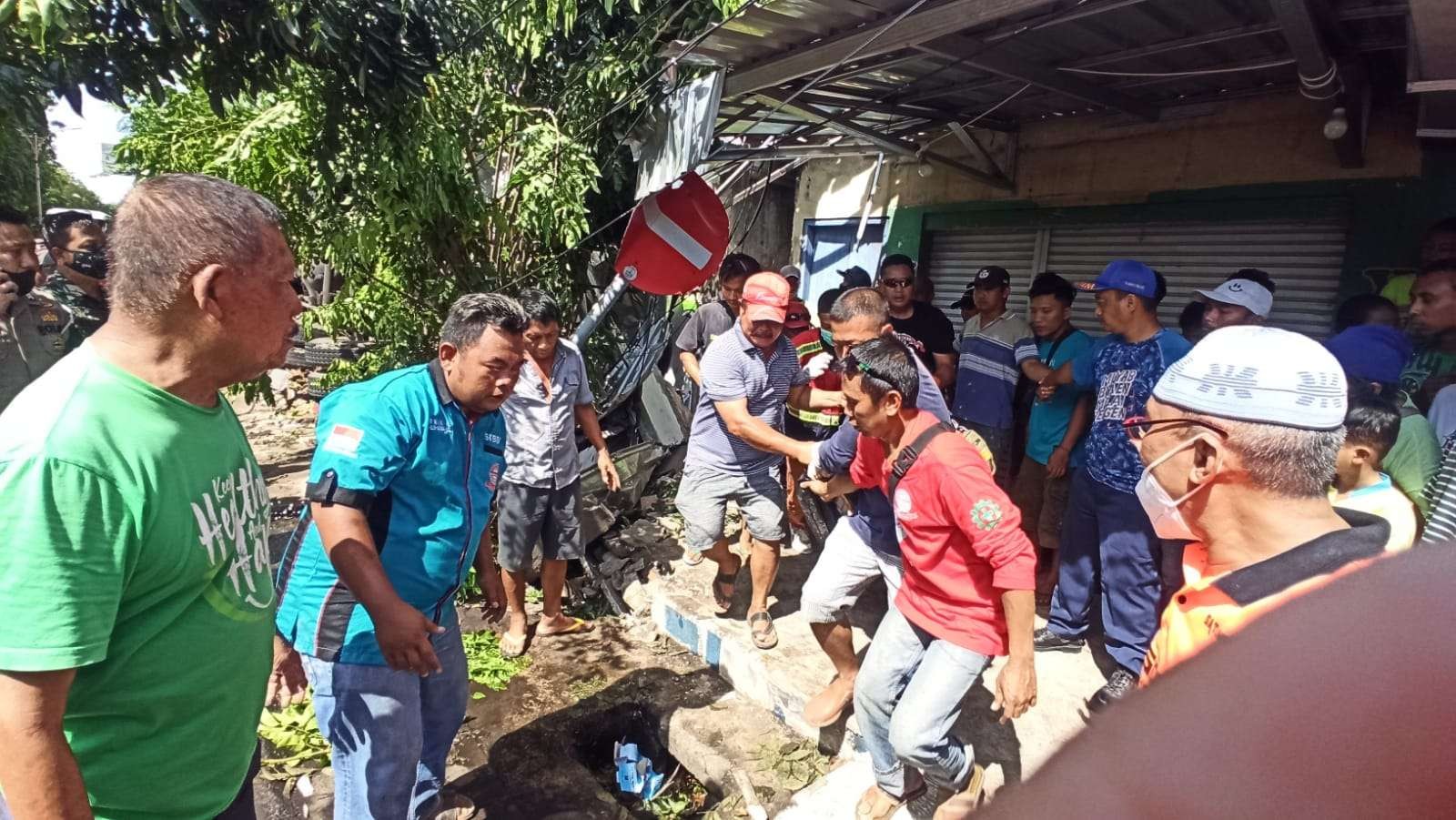 Salah seorang korban dievakuasi dari lokasi kejadian (foto:Muh Hujaini/Ngopibareng.id)