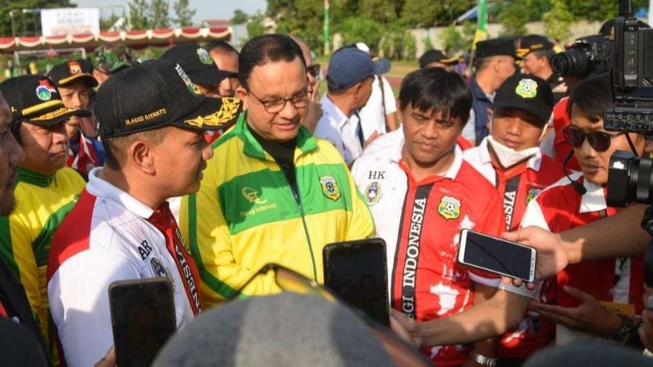 Gubernur DKI Jakarta Anies Baswedan membuka festival Piala Gubernur U-10 dan U-12 di lapangan olah raga Ponpes Minhaajurrosyidin, Jakarta. (Foto: LDII Media Center)