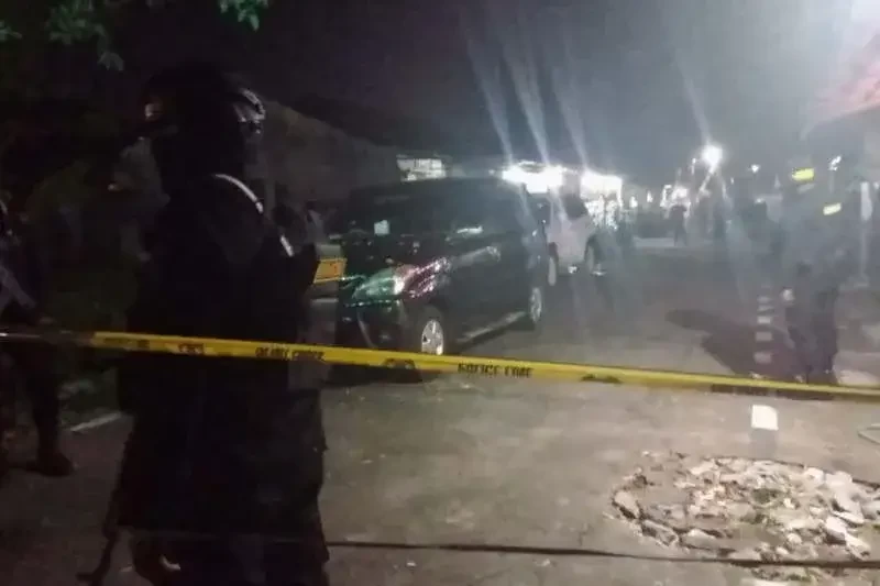 Petugas berjaga di sekitar Asrama Polisi Solo Baru, Kabupaten Sukoharjo. (Foto: Ant)