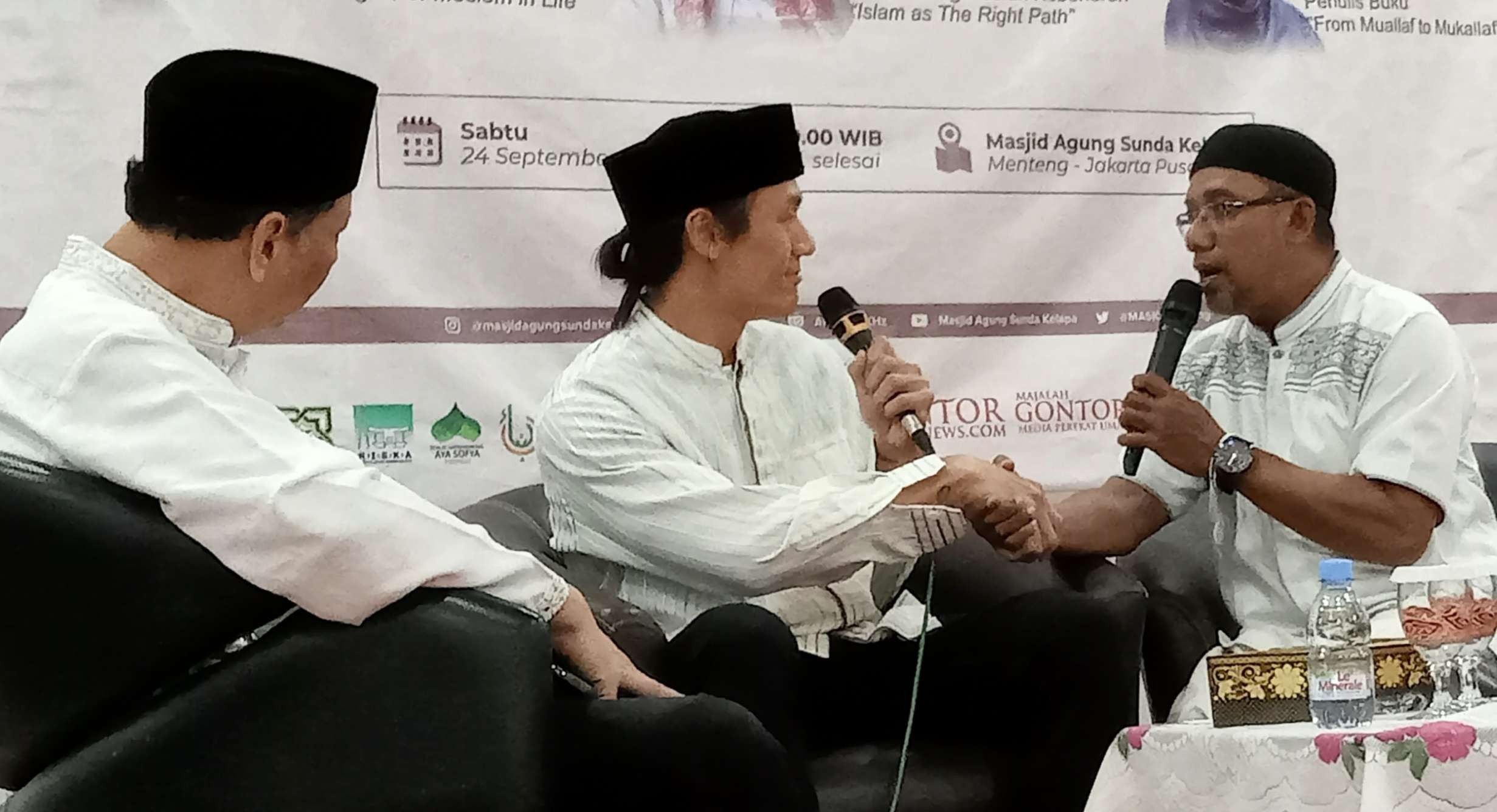 Seorang warganegara singapura Goh Yin Wi berikrar masuk Islam setelah mengikuti sarasehan mualaf di Masjid Agung Sunda Kelapa Menteng Jakarta Pusat (Foto: Asmanu/Ngopibareng.id)