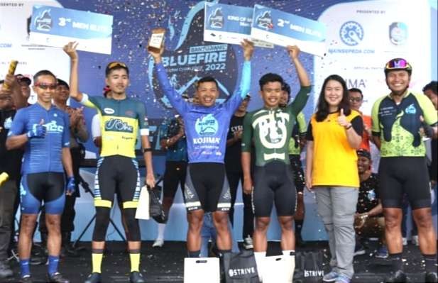 Juara pertama, runner up, dan peringkat tiga kategori Man Elite Banyuwangi BFIC 2022 bersama founders Mainsepeda.com, Azrul Ananda (kanan). (Foto: ISSI Bondowoso)