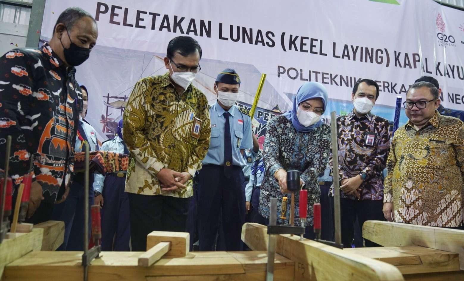 Direktur Jenderal Pendidikan Vokasi (Dirjen Diksi), Kiki Yuliati menandai dimulainya pembangunan kapal bersejarah dengan peletakan lunas kapal ( Foto: Ditjen Diksi)