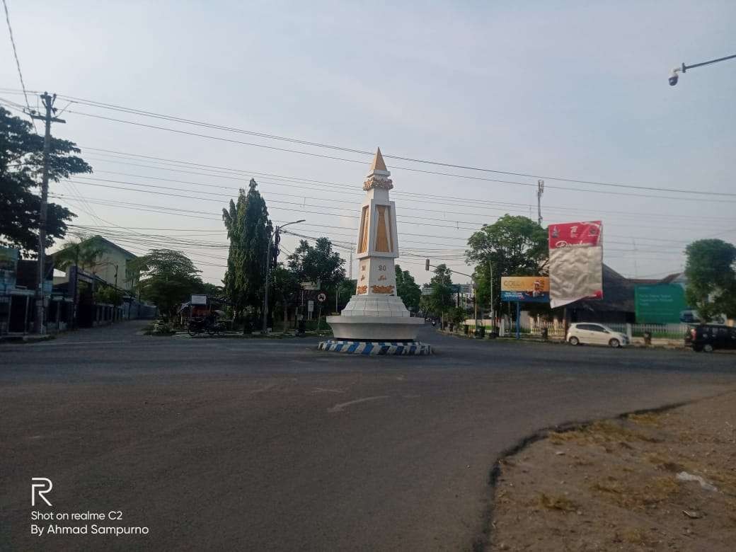 Tugu 20 Mei di Perempatan Kecamatan Cepu, Blora.(Foto: Sampurno/Ngopibareng.id)