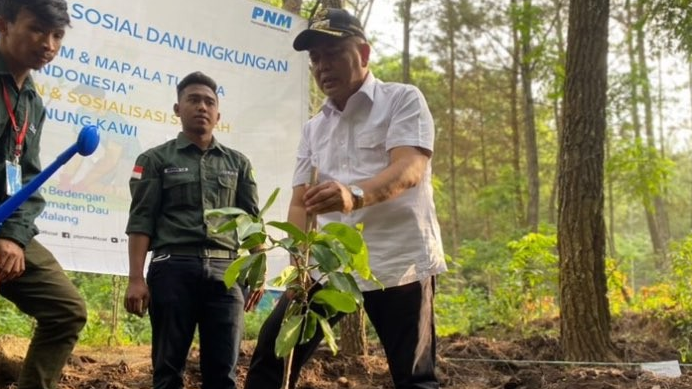 Bupati Malang, Sanusi, saat melakukan penanaman pohon di Wisata Alam Bumi Perkemahan Bedengan, Kabupaten Malang, Jawa Timur. (Foto: Lalu Theo/Ngopibareng.id)