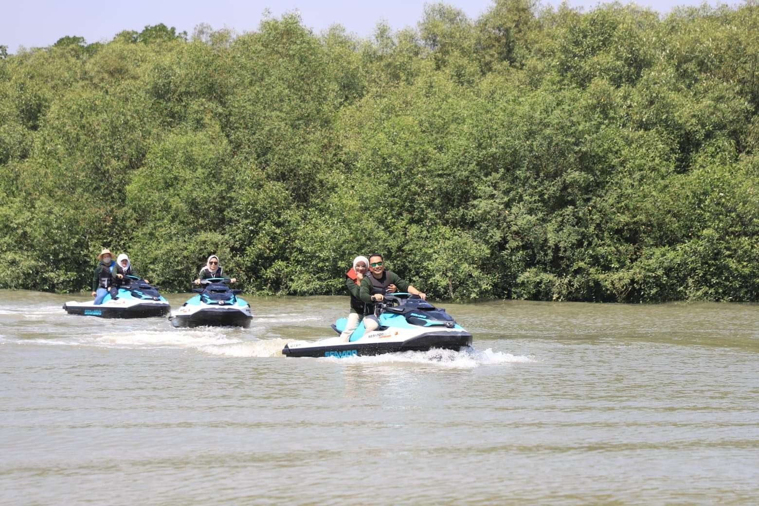 Wahana jetski, salah satu wahana yang ditawarkan di wahana wisata Romokalisari Adventure. (Foto: Humas Pemkot Surabaya)