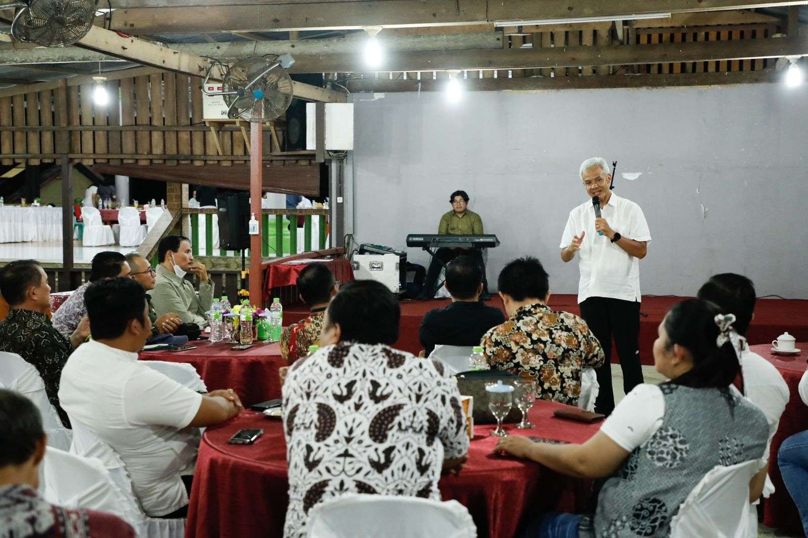 Gubernur Jawa Tengah Ganjar Pranowo melantik Pengurus Cabang Kagama Nias Selatan di Kota Gunung Sitoli, Minggu 25 September 2022. Ia meminta Kagama punya aktivitas untuk membantu daerah masing-masing. (Foto: Dokumentasi Kagama)