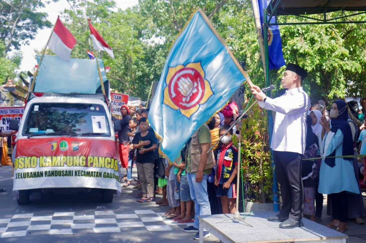 Wakil Walikota Pasuruan Adi Wibowo, (Mas Adi) saat memberangkatkan rombongan karnaval. (Foto: Dok Pemkot Pasuruan)