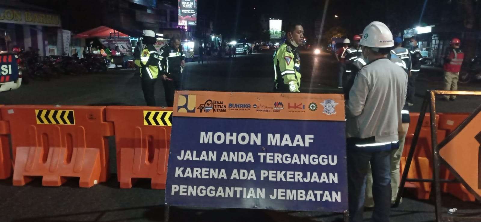 Akses jalan Jembatan Bandar Ngalim mulai ditutup semalam. (Foto: Istimewa)