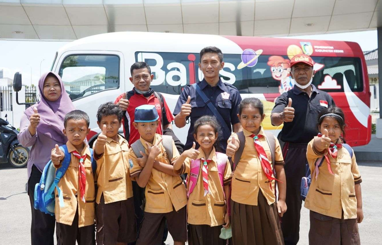 Pemerintah Kabupaten (Pemkab) Kediri memfasilitasi bus sekolah bagi pelajar terdampak Bandara Internasional Dhoho Kediri. (Foto Kominfo Kabupaten Kediri)